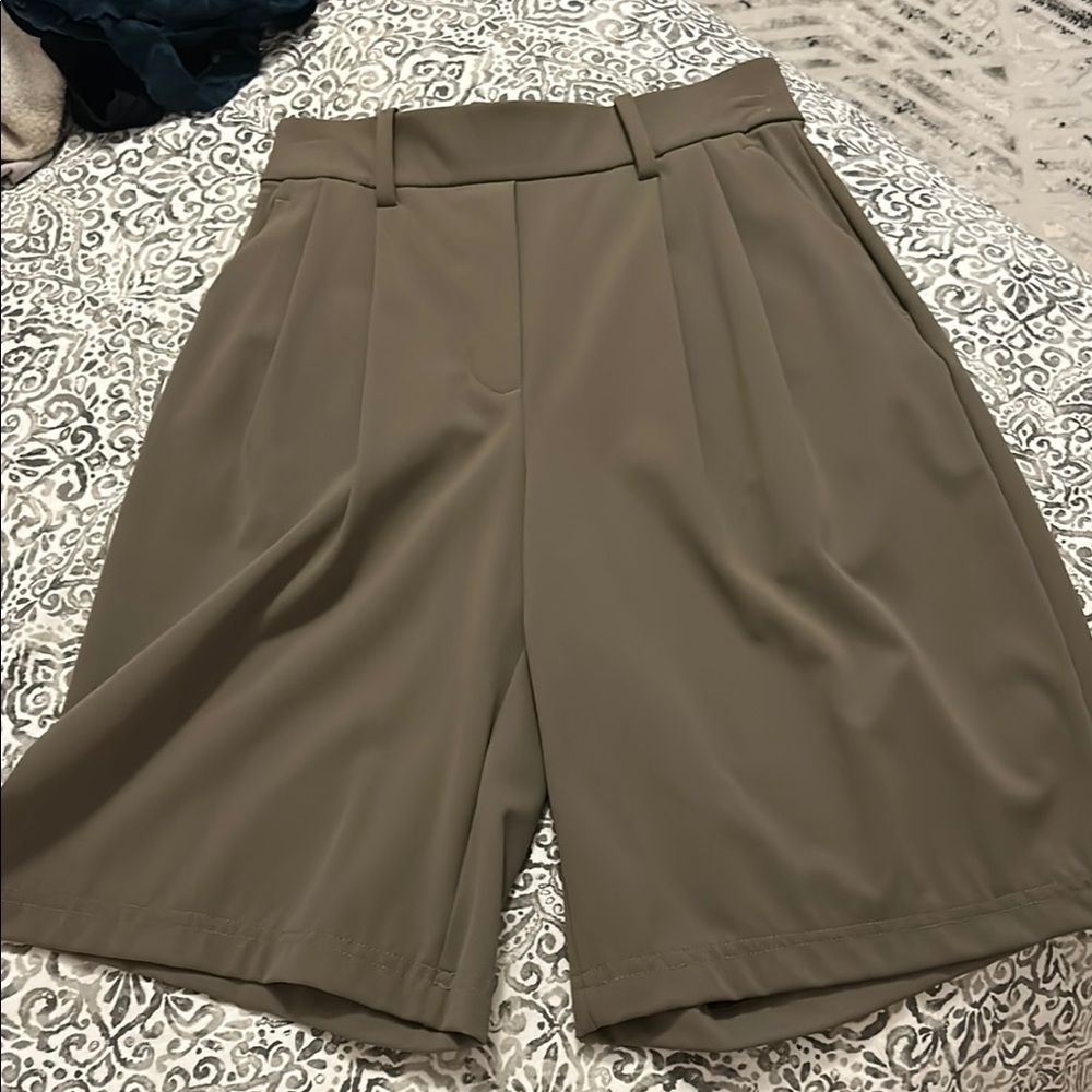 Lululemon Athletica Tan Bermuda Shorts Tailored Fit